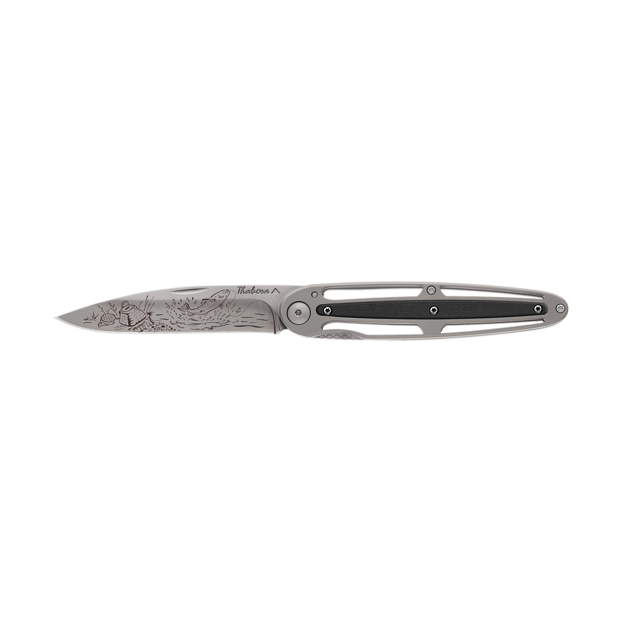 Couteau acier finition titane gris plaquette centrale résine g10 noir motif «pêche rivière»