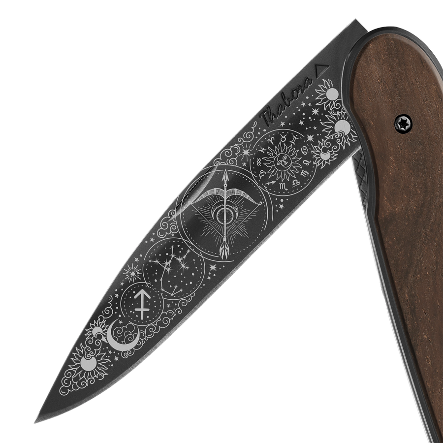 Couteau acier finition titane noir plaquette pleine bois foncé motif «zodiaque sagittaire»