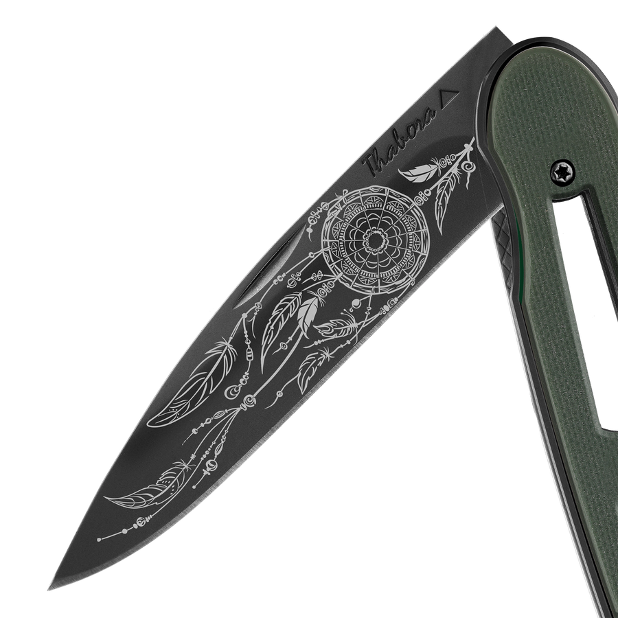 Couteau acier finition titane noir plaquette ajourée résine g10 kaki motif «attrape rêves»