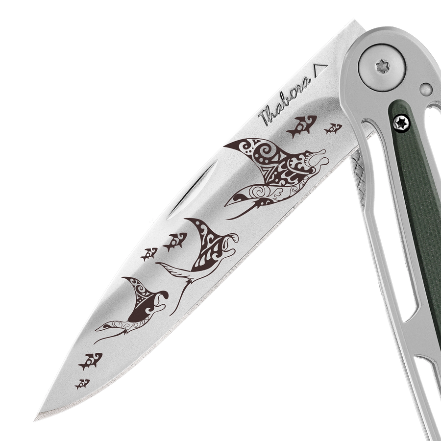 Couteau acier finition brillante plaquette centrale résine g10 kaki motif «raie manta»