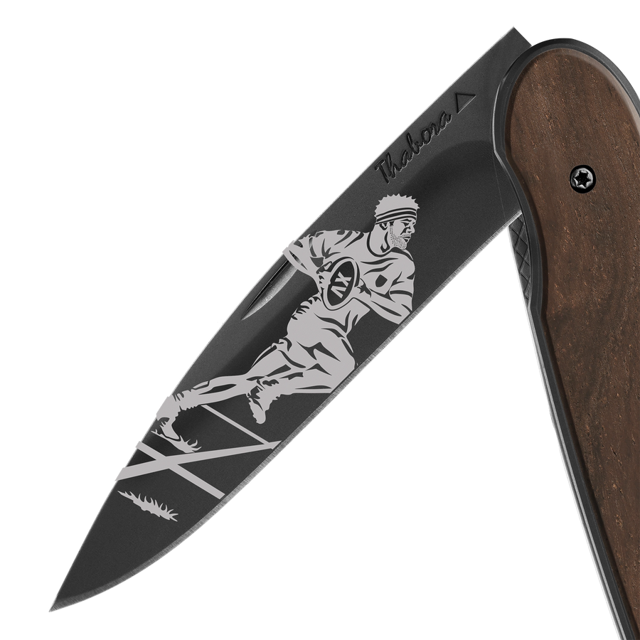 Couteau acier finition titane noir plaquette pleine bois foncé motif «rugbyman»