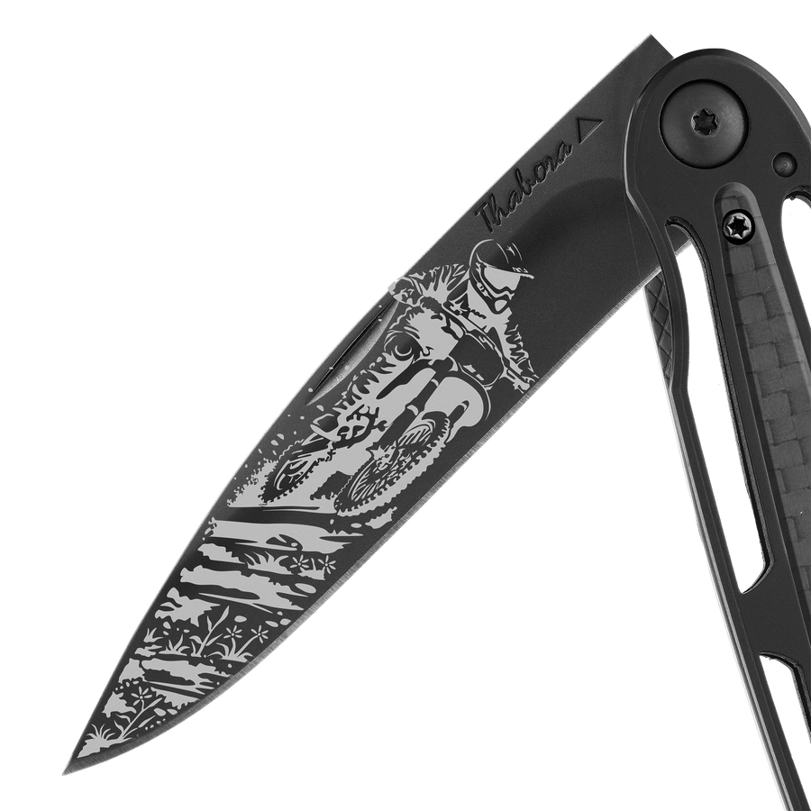 Couteau acier finition titane noir plaquette centrale carbone motif «motocross»