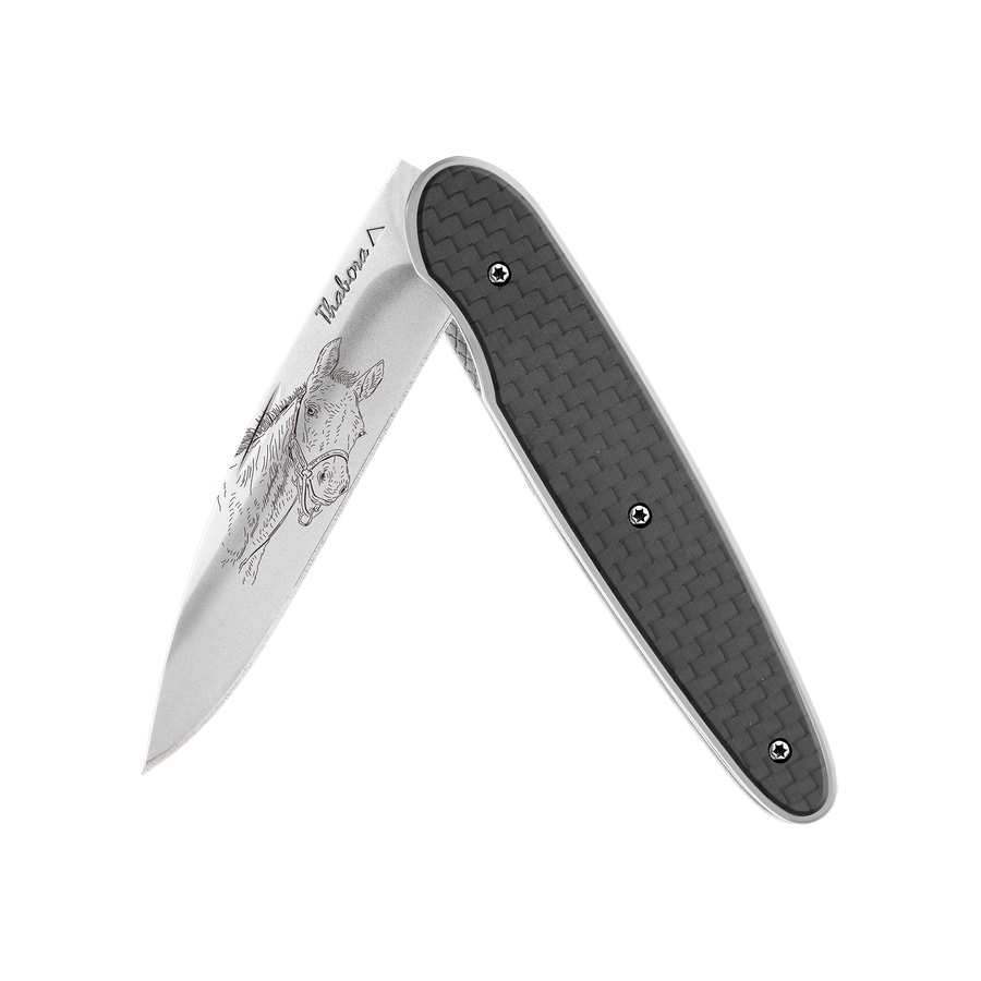 Couteau acier finition brillante plaquette pleine carbone motif «poulain»