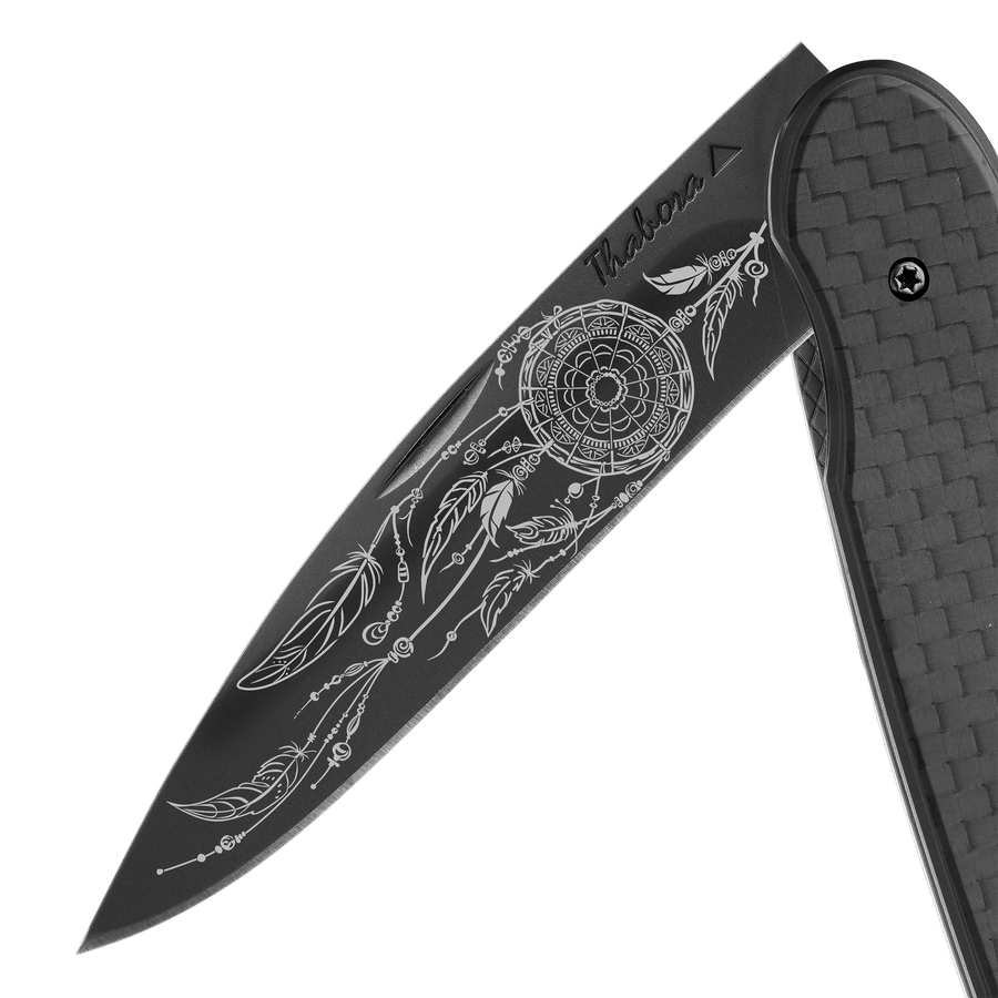 Couteau acier finition titane noir plaquette pleine carbone motif «attrape rêves»