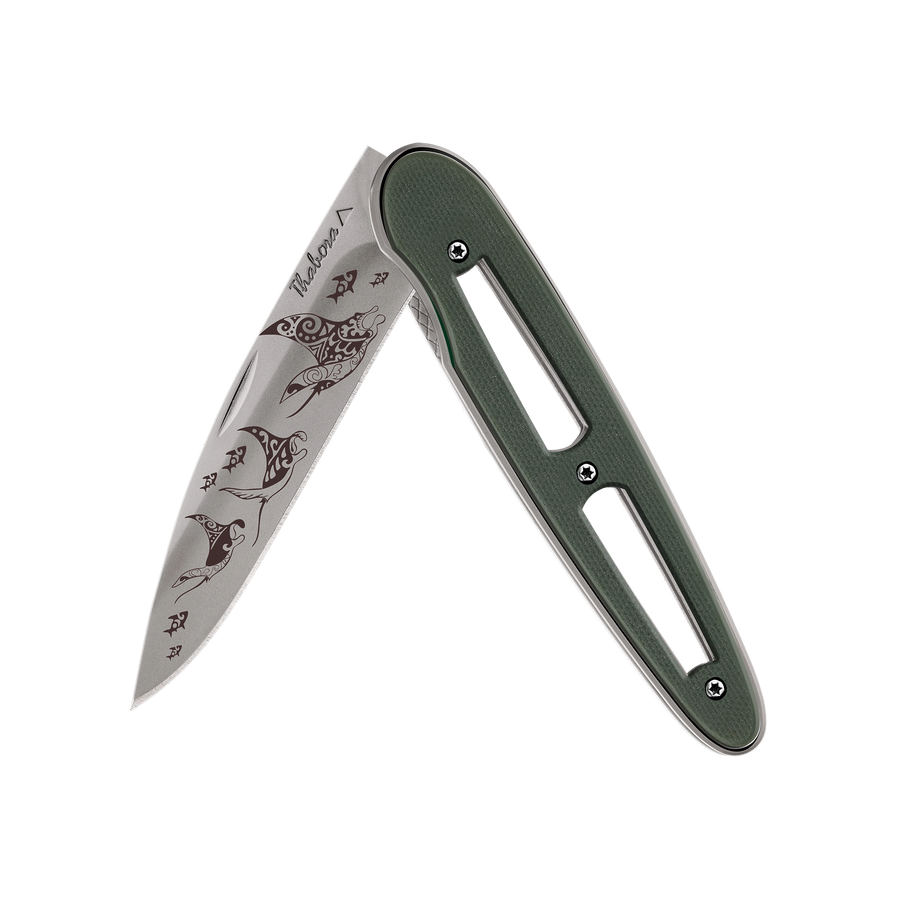 Couteau acier finition titane gris plaquette ajourée résine g10 kaki motif «raie manta»