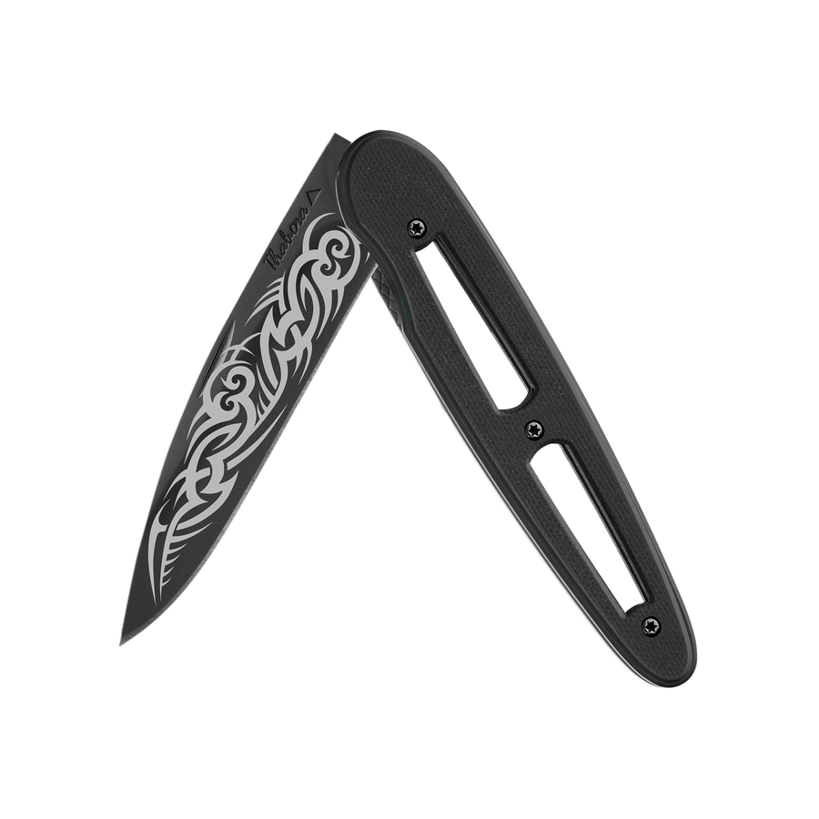 Couteau acier finition titane noir plaquette ajourée résine g10 noir motif «tribal gothique»
