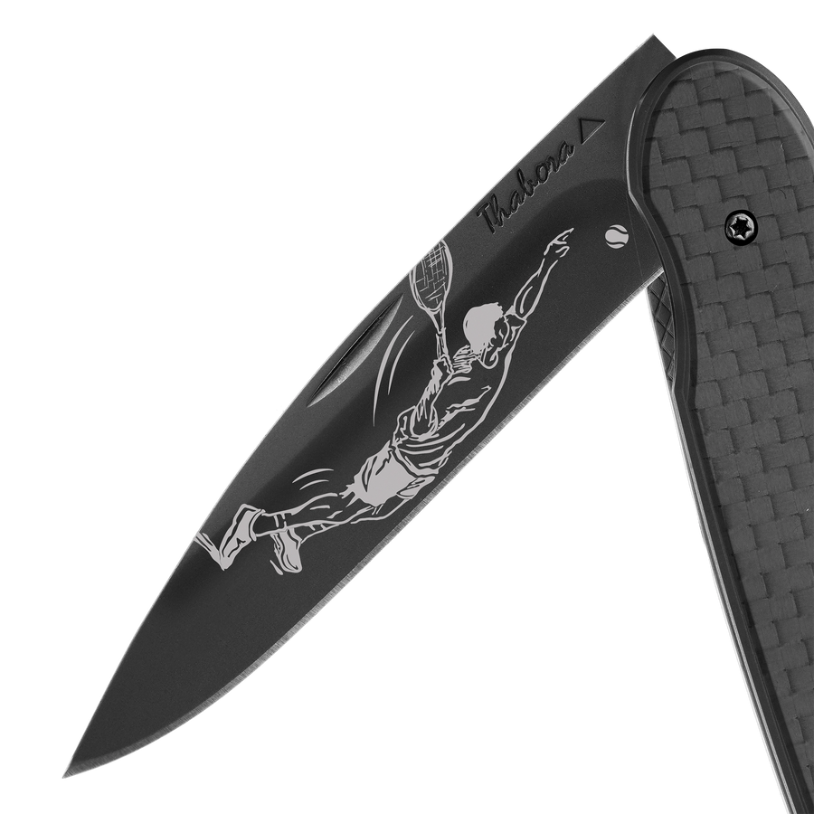 Couteau acier finition titane noir plaquette pleine carbone motif «tennisman»