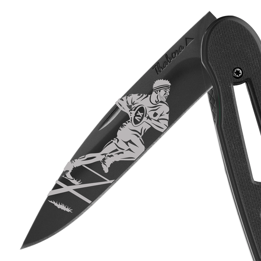Couteau acier finition titane noir plaquette ajourée résine g10 noir motif «rugbyman»