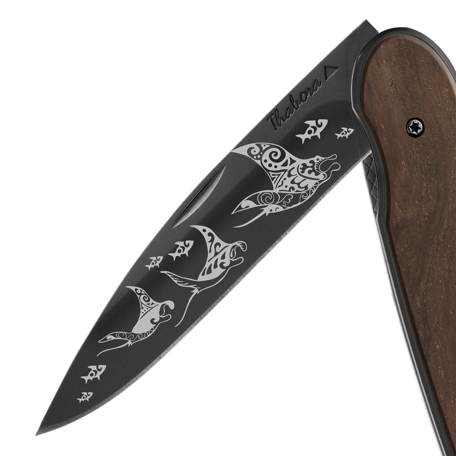 Couteau acier finition titane noir plaquette pleine bois foncé motif «raie manta»