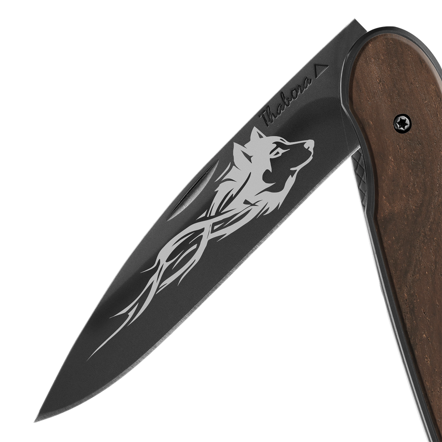 Couteau acier finition titane noir plaquette pleine bois foncé motif «loup tribal»