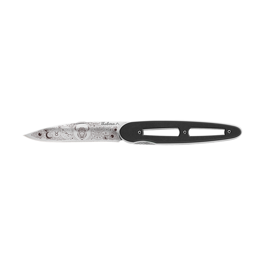 Couteau acier finition brillante plaquette ajourée résine g10 noir motif «zodiaque taureau»