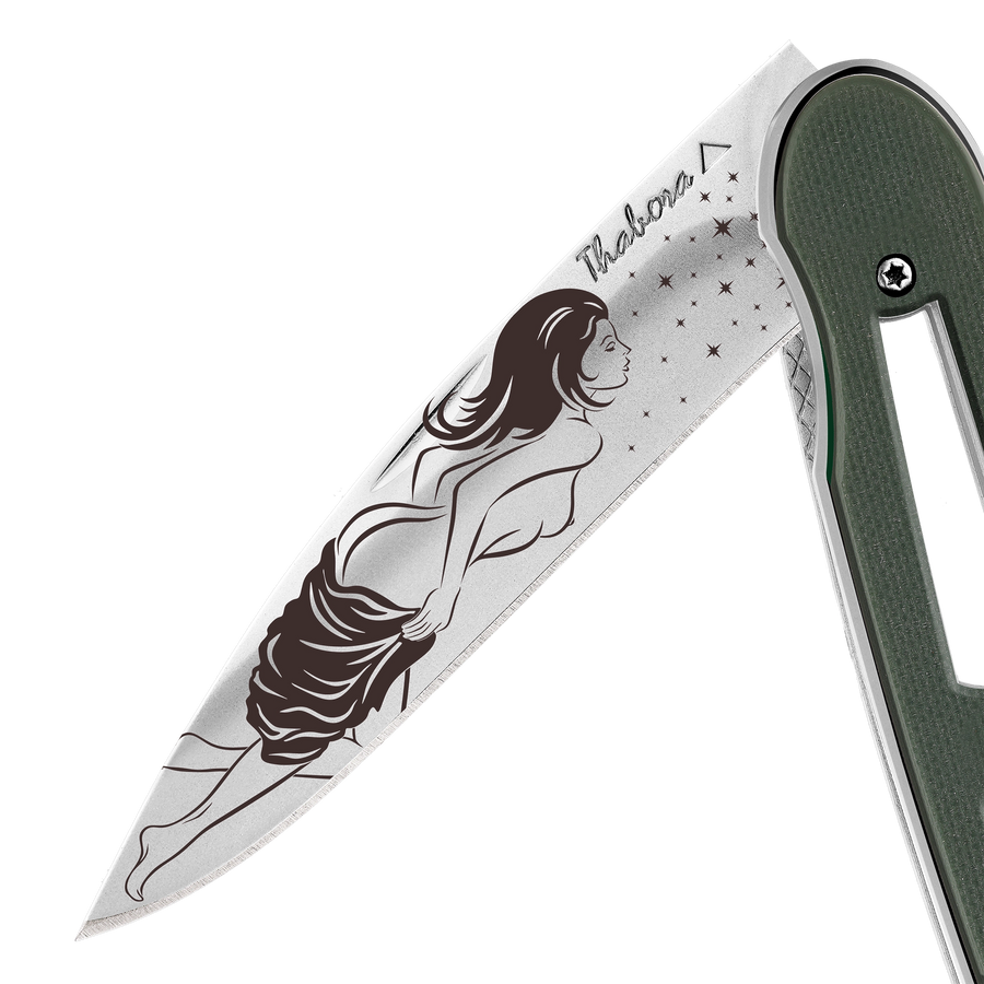 Couteau acier finition brillante plaquette ajourée résine g10 kaki motif «femme dénudée»