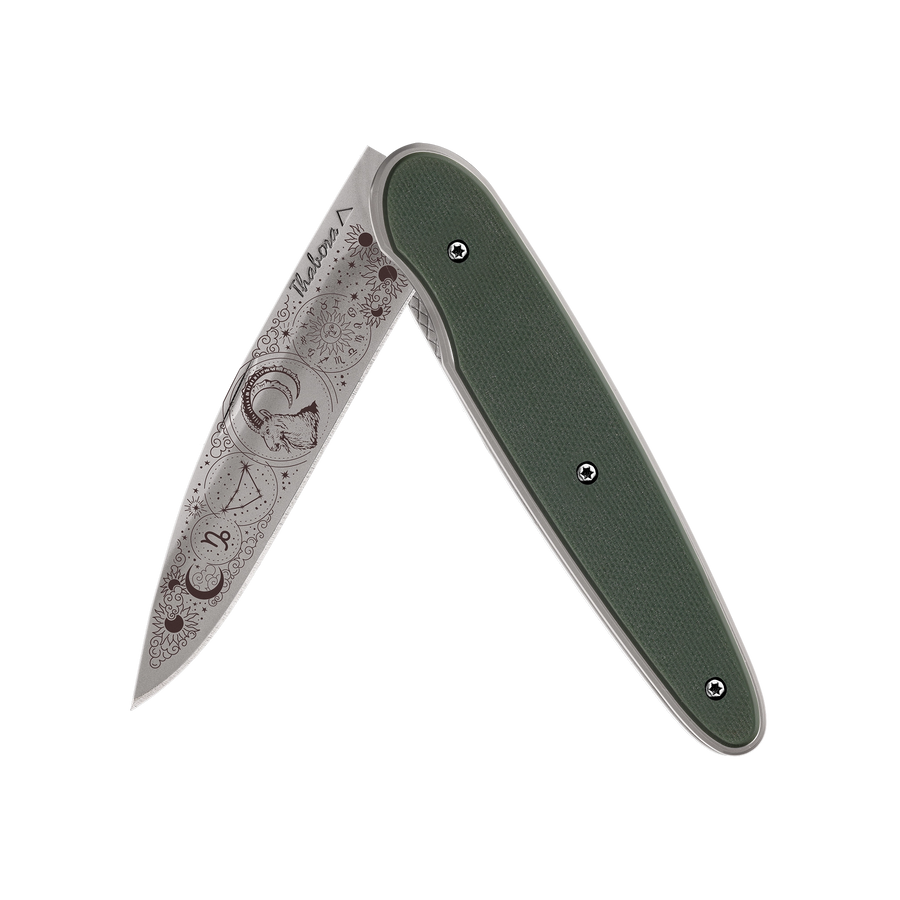 Couteau acier finition titane gris plaquette pleine résine g10 kaki motif «zodiaque capricorne»