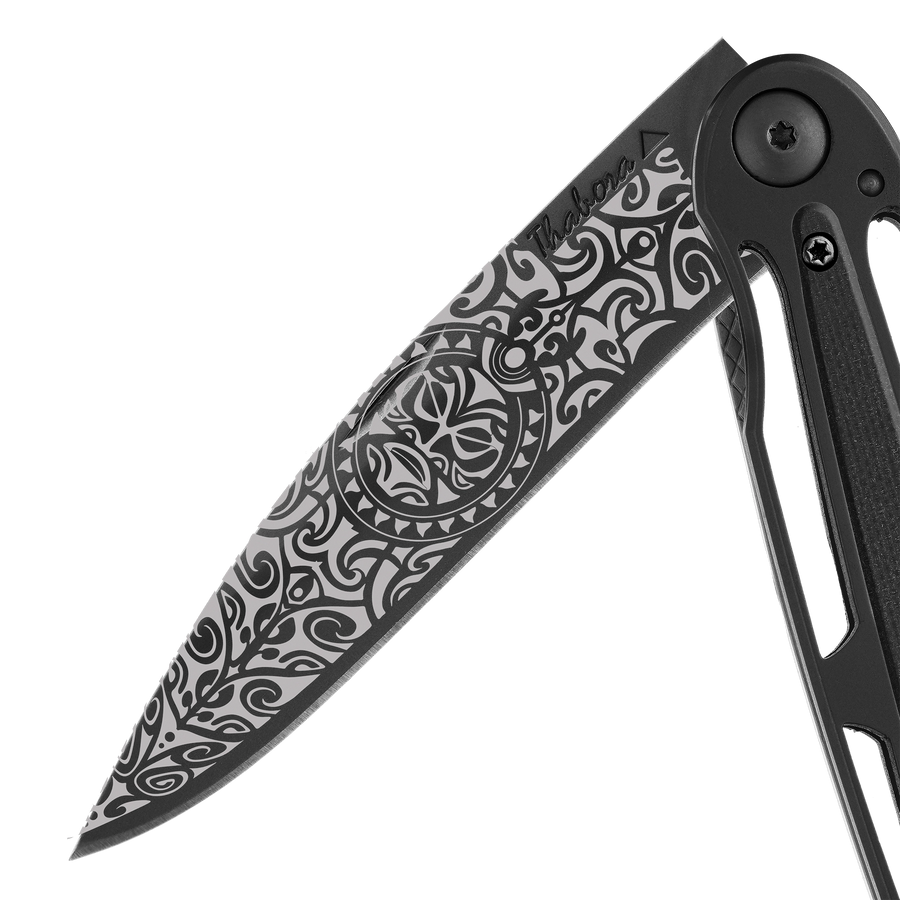Couteau acier finition titane noir plaquette centrale résine g10 noir motif «tiki»