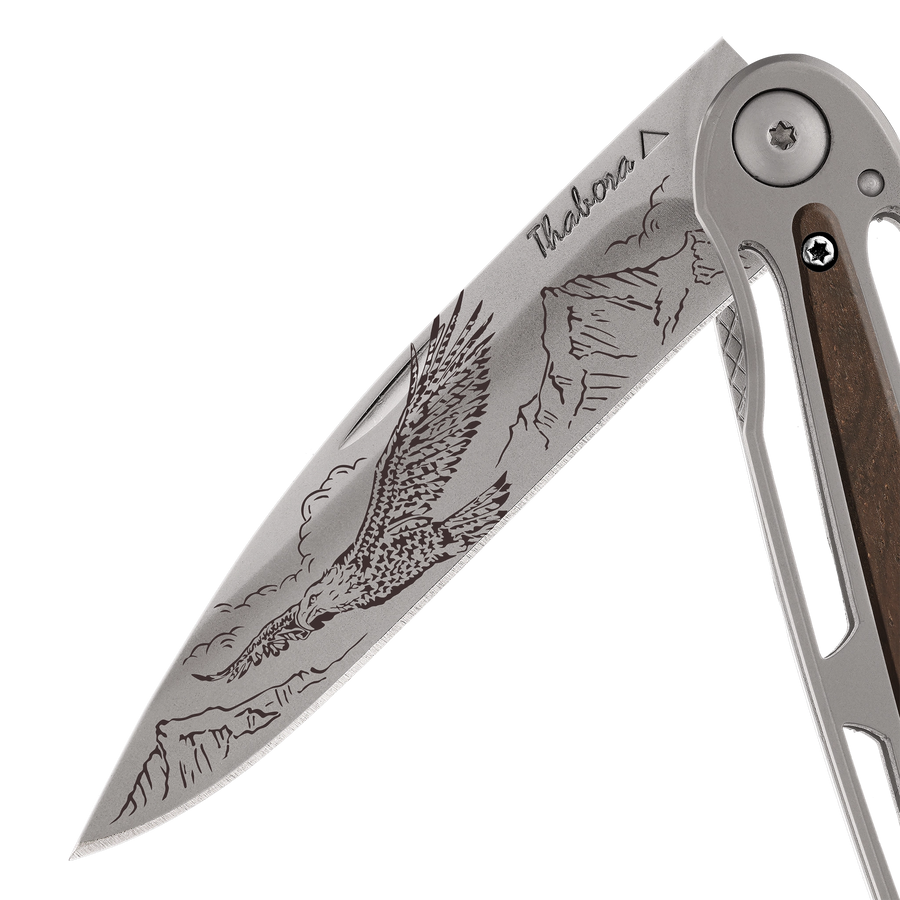 Couteau acier finition titane gris plaquette centrale bois foncé motif «aigle»
