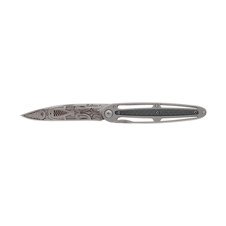 Couteau acier finition titane gris plaquette centrale carbone motif «cachemire»