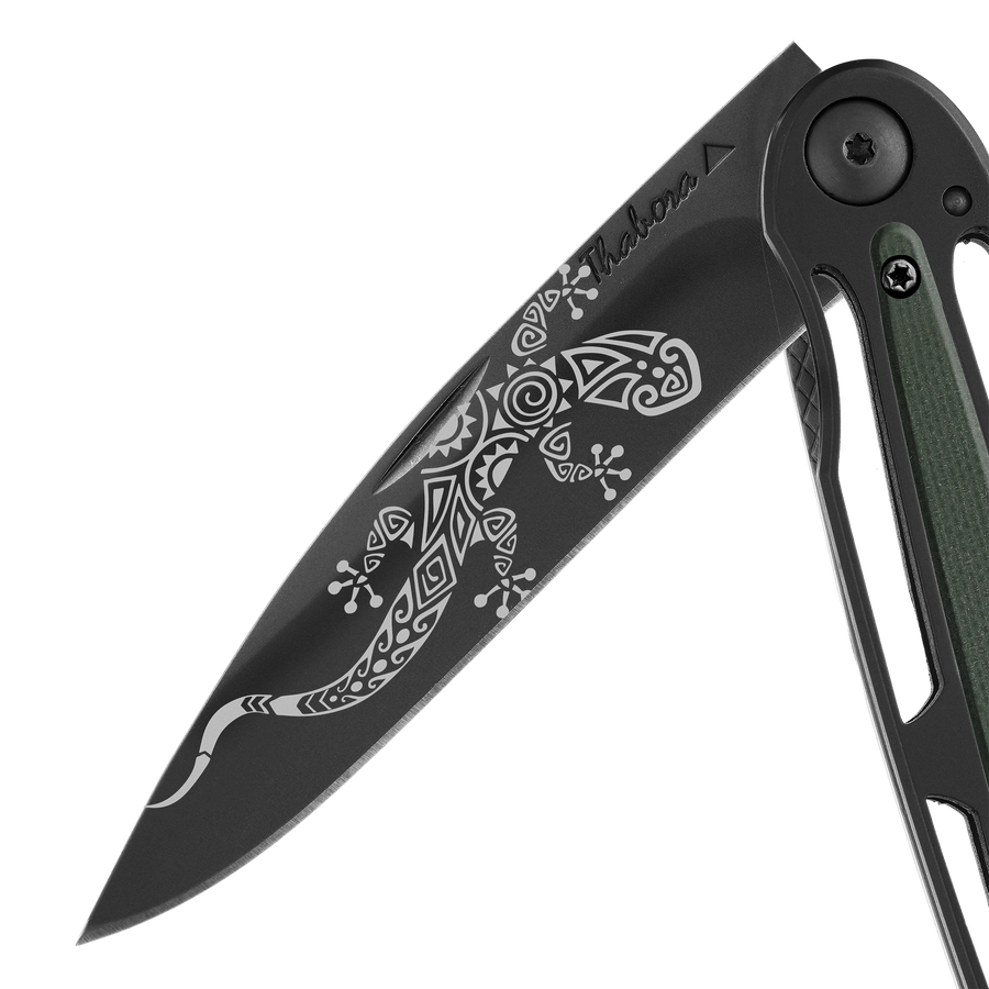 Couteau acier finition titane noir plaquette centrale résine g10 kaki motif «salamandre tribale»