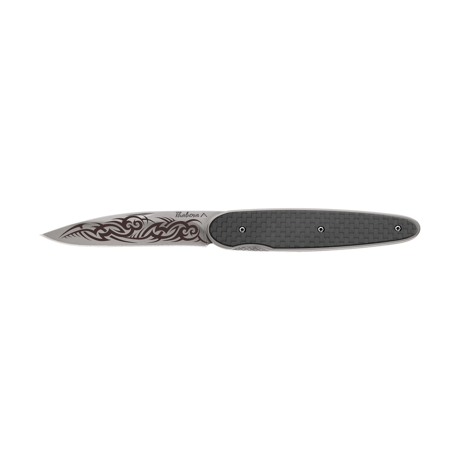 Couteau acier finition titane gris plaquette pleine carbone motif «tribal gothique»
