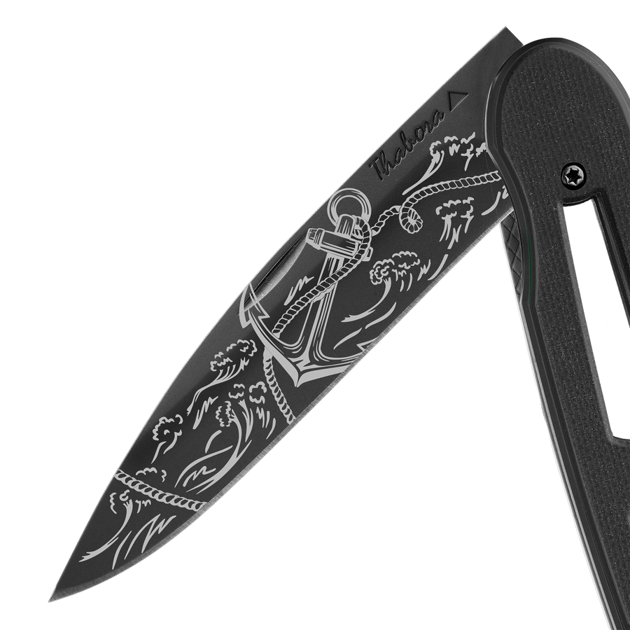 Couteau acier finition titane noir plaquette ajourée résine g10 noir motif «ancre»
