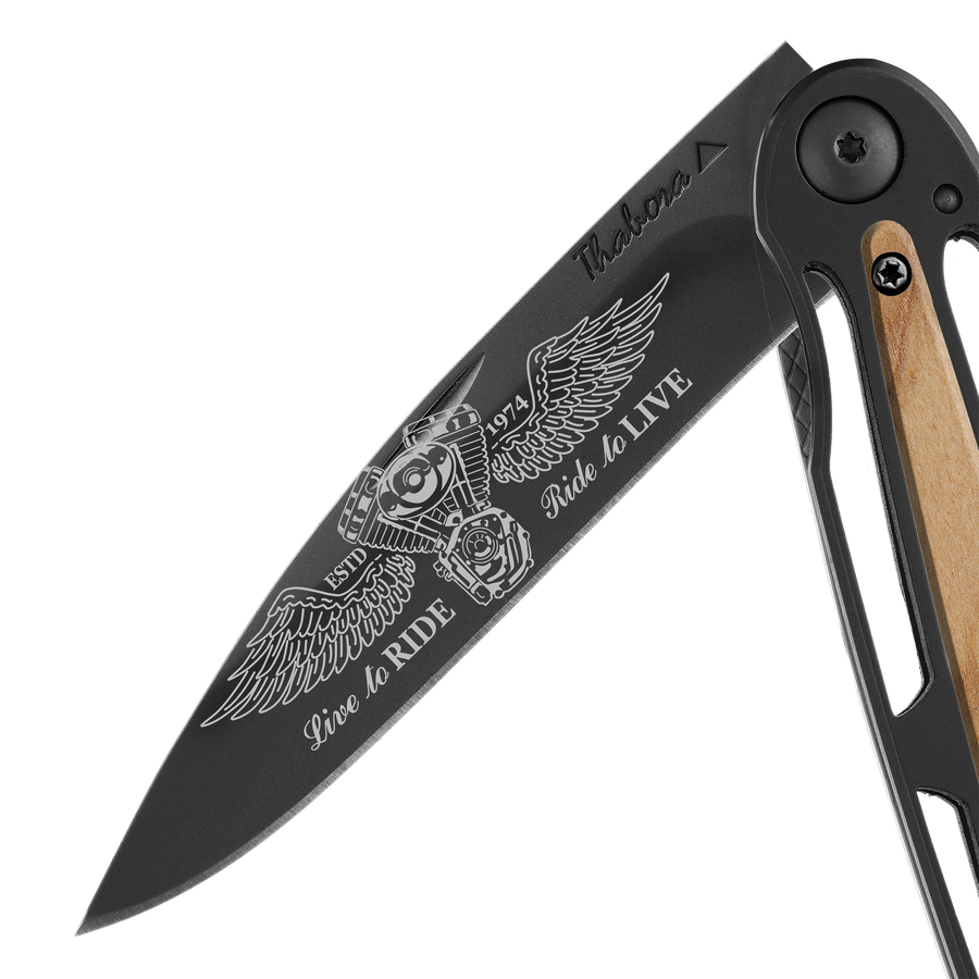 Couteau acier finition titane noir plaquette centrale bois clair motif «biker ailes»