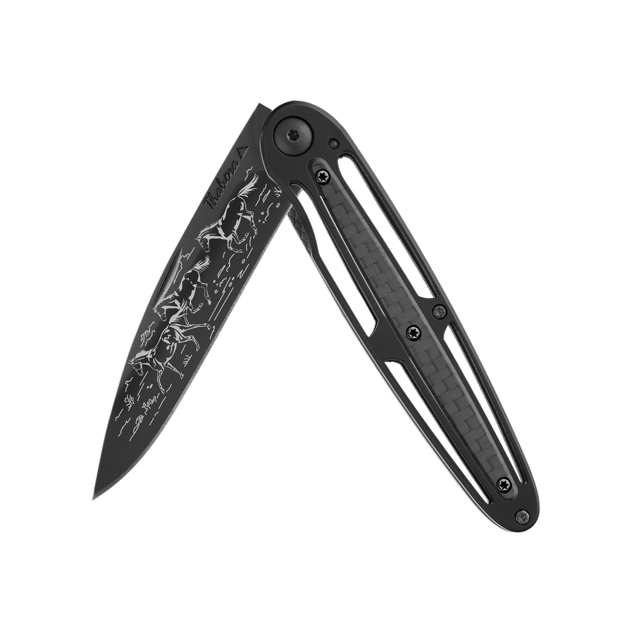 Couteau acier finition titane noir plaquette centrale carbone motif «chevaux sauvages»