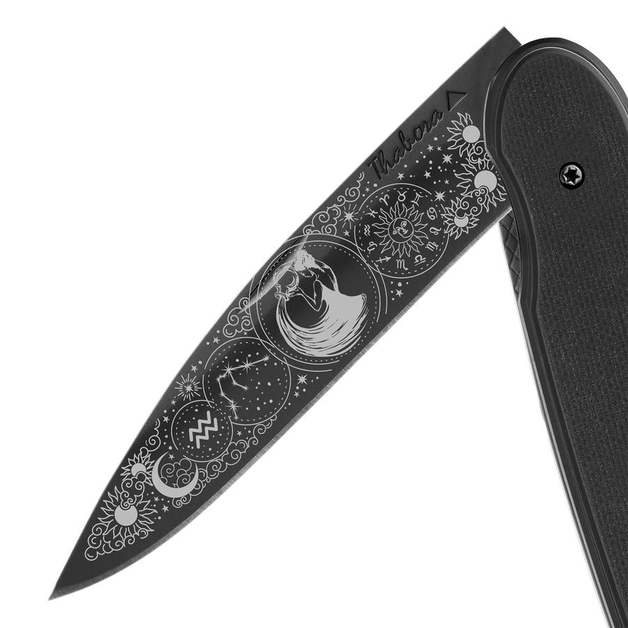 Couteau acier finition titane noir plaquette pleine résine g10 noir motif «zodiaque verseau»