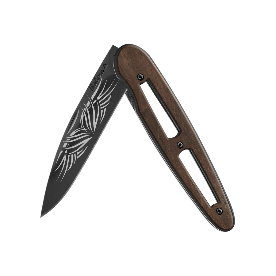 Couteau acier finition titane noir plaquette ajourée bois foncé motif «tribal»