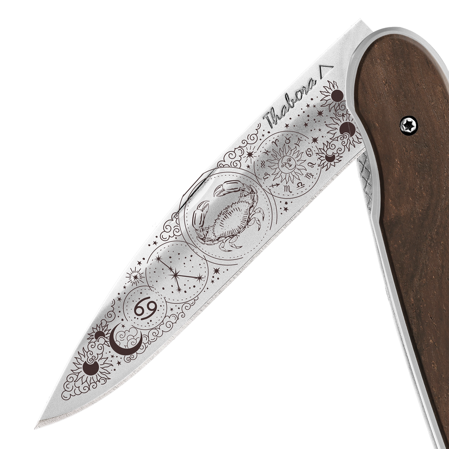 Couteau acier finition brillante plaquette pleine bois foncé motif «zodiaque cancer»