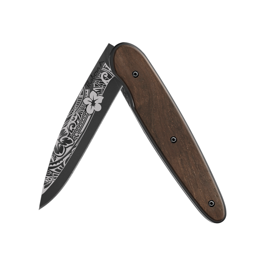 Couteau acier finition titane noir plaquette pleine bois foncé motif «polynésien»