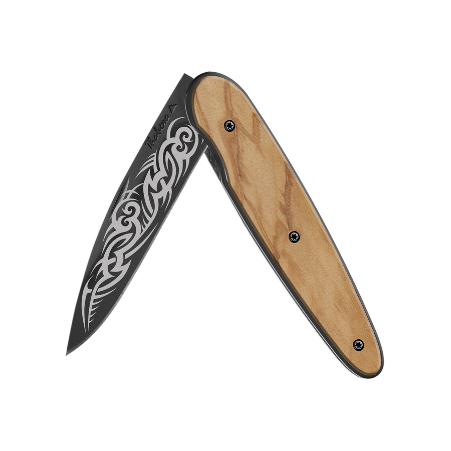 Couteau acier finition titane noir plaquette pleine bois clair motif «tribal gothique»