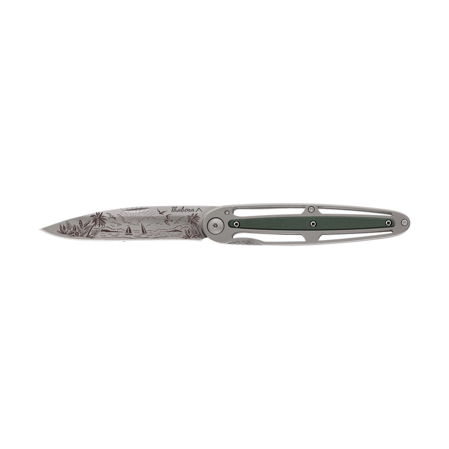 Couteau acier finition titane gris plaquette centrale résine g10 kaki motif «plage paradisiaque»