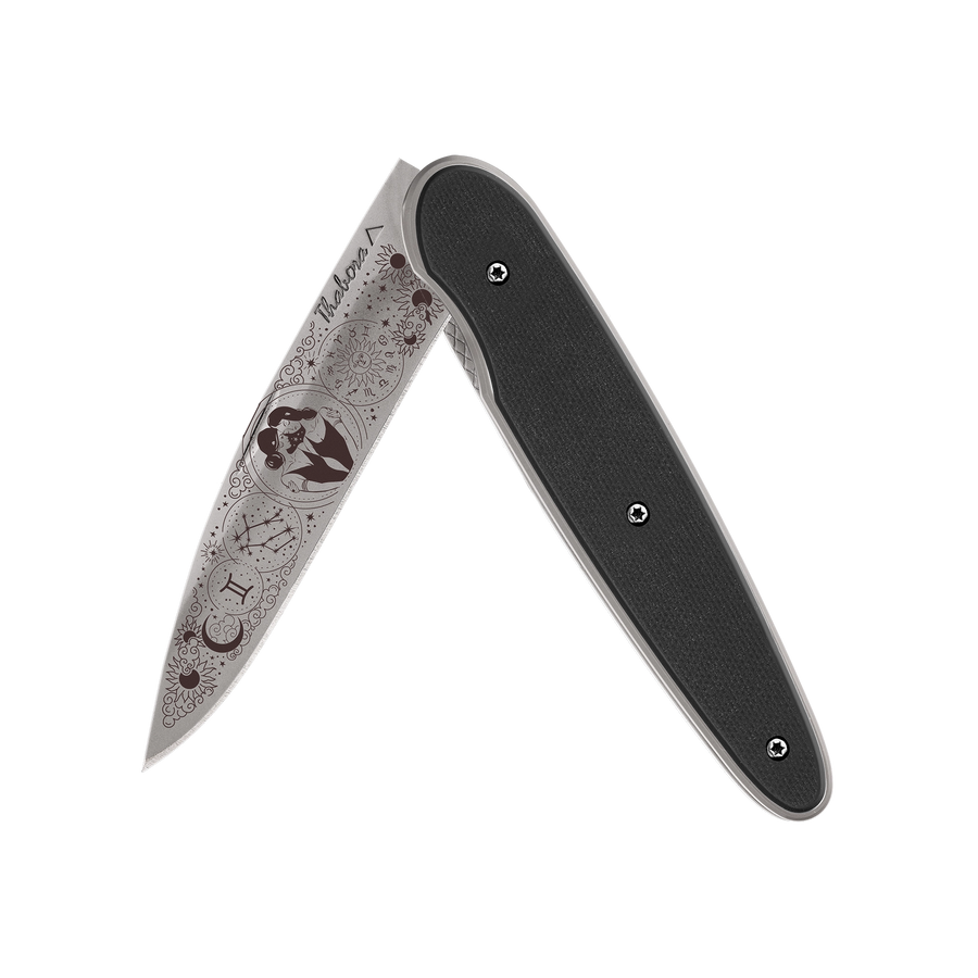 Couteau acier finition titane gris plaquette pleine résine g10 noir motif «zodiaque gémeaux»