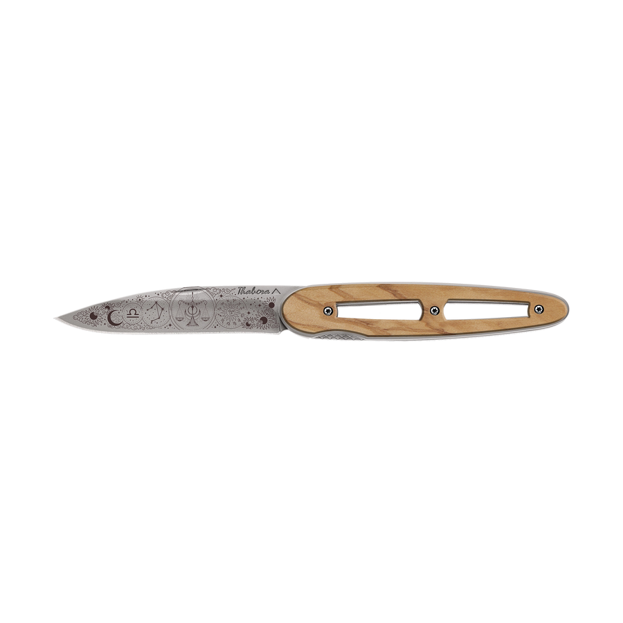 Couteau acier finition titane gris plaquette ajourée bois clair motif «zodiaque balance»