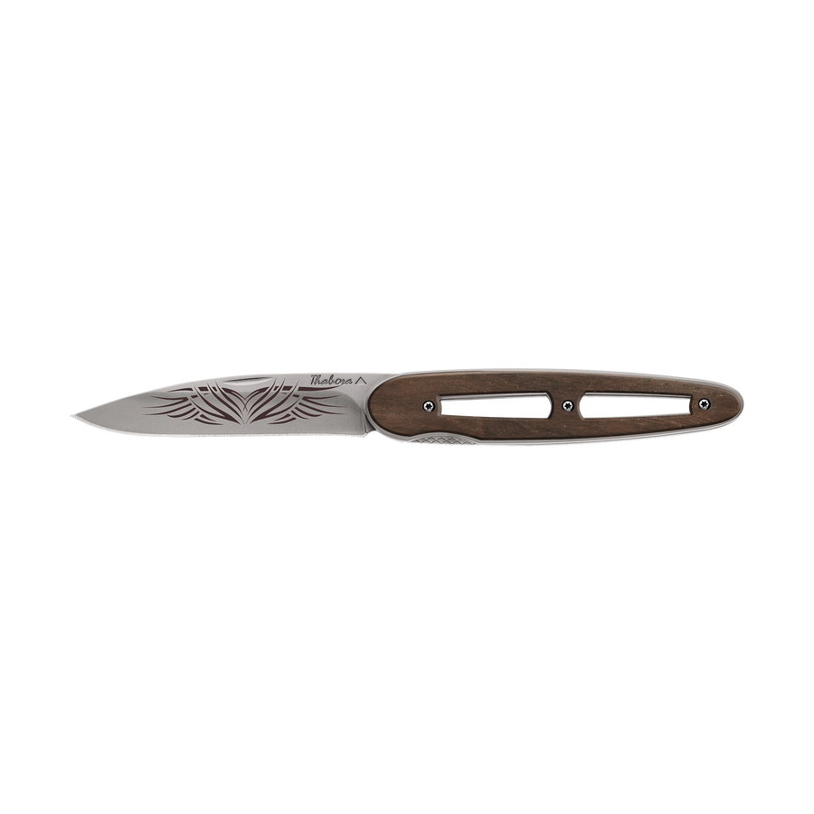 Couteau acier finition titane gris plaquette ajourée bois foncé motif «tribal»