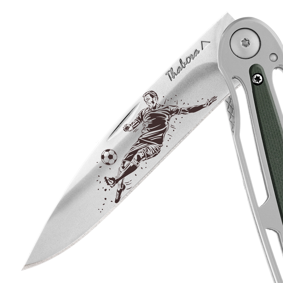 Couteau acier finition brillante plaquette centrale résine g10 kaki motif «footballeur»