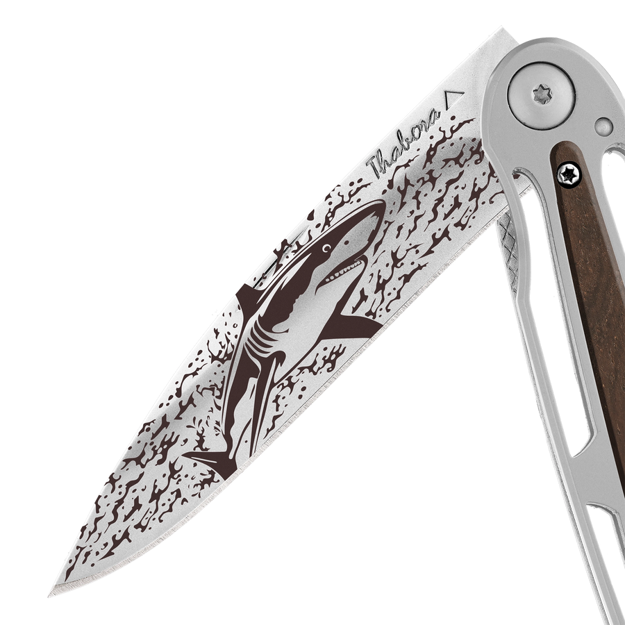 Couteau acier finition brillante plaquette centrale bois foncé motif «requin»