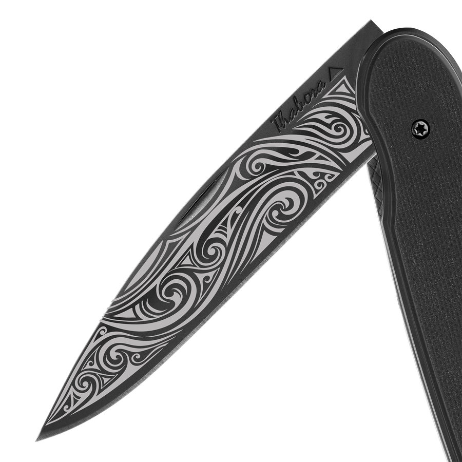 Couteau acier finition titane noir plaquette pleine résine g10 noir motif «volutes»