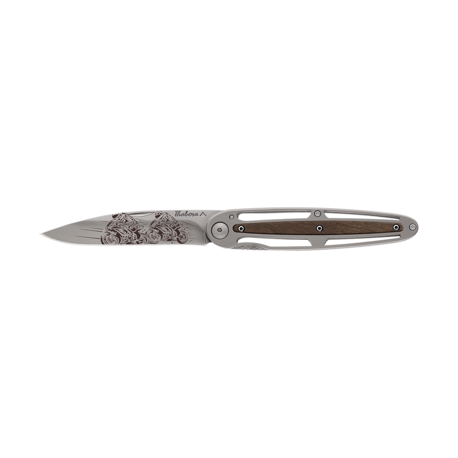 Couteau acier finition titane gris plaquette centrale bois foncé motif «motos de course»