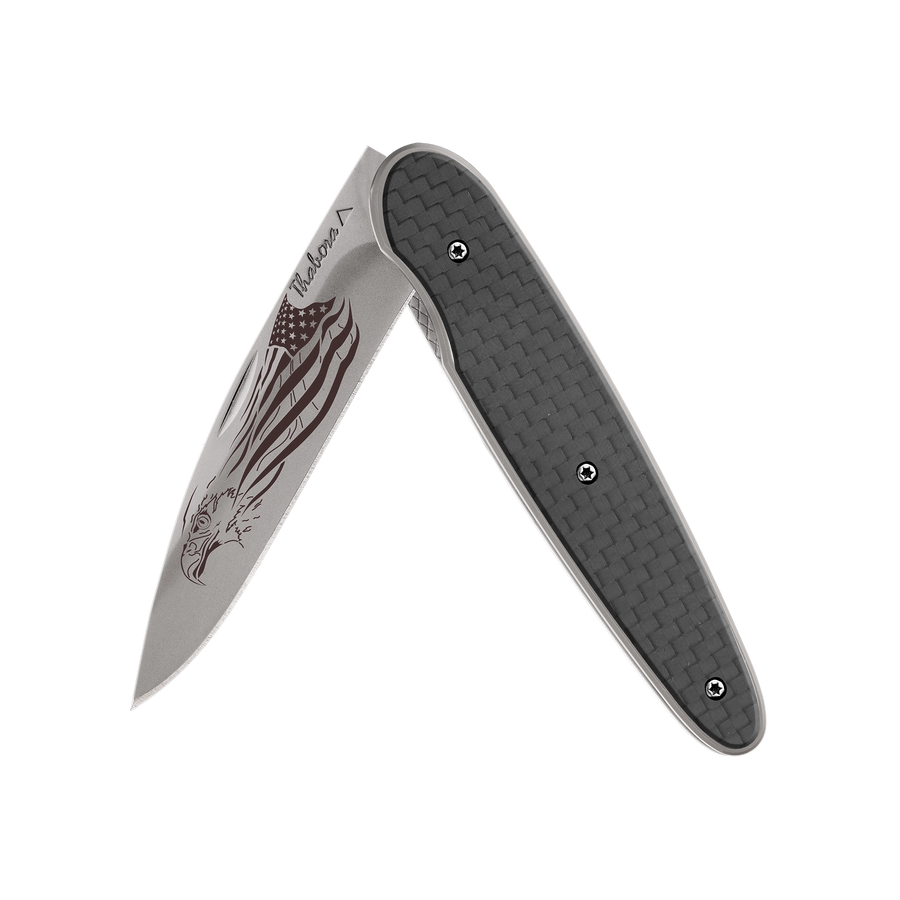 Couteau acier finition titane gris plaquette pleine carbone motif «aigle américain»
