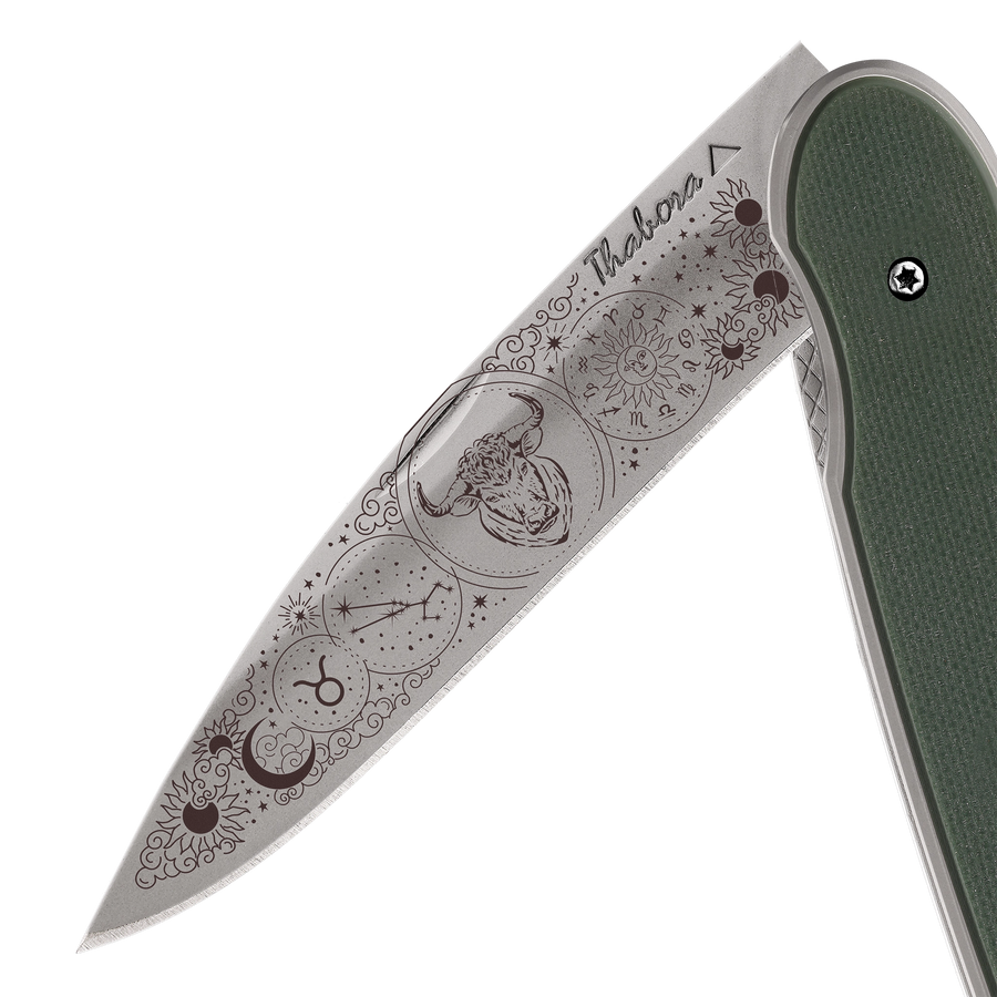 Couteau acier finition titane gris plaquette pleine résine g10 kaki motif «zodiaque taureau»