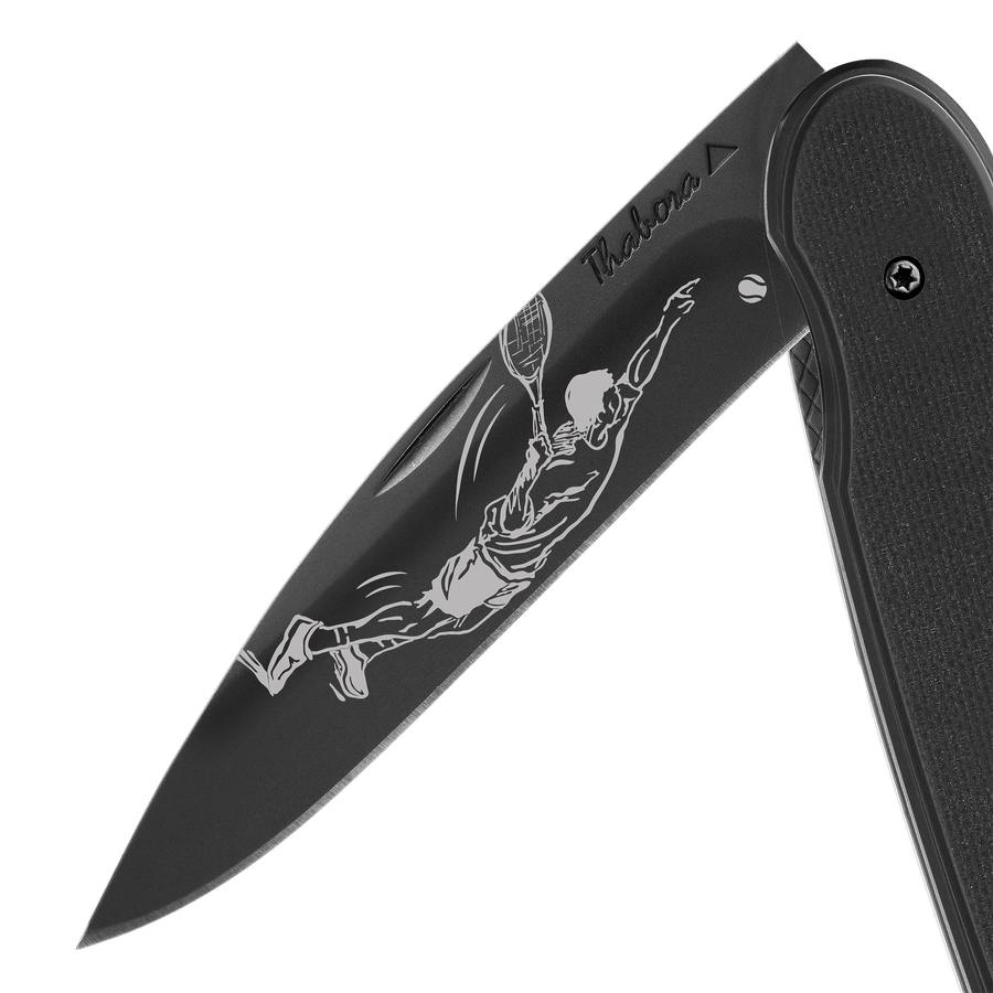 Couteau acier finition titane noir plaquette pleine résine g10 noir motif «tennisman»