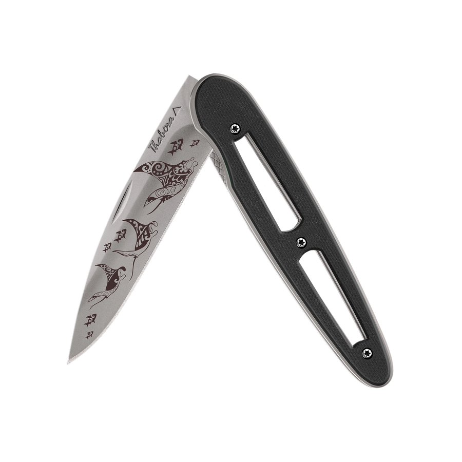 Couteau acier finition titane gris plaquette ajourée résine g10 noir motif «raie manta»