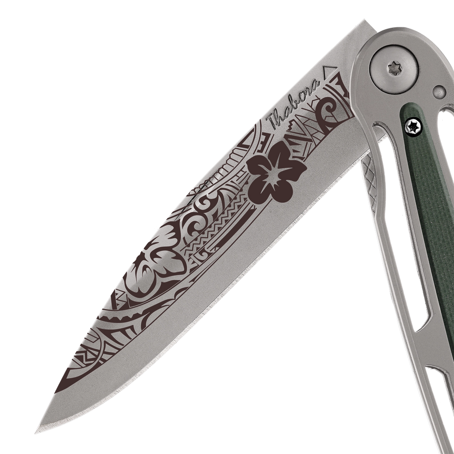Couteau acier finition titane gris plaquette centrale résine g10 kaki motif «polynésien»