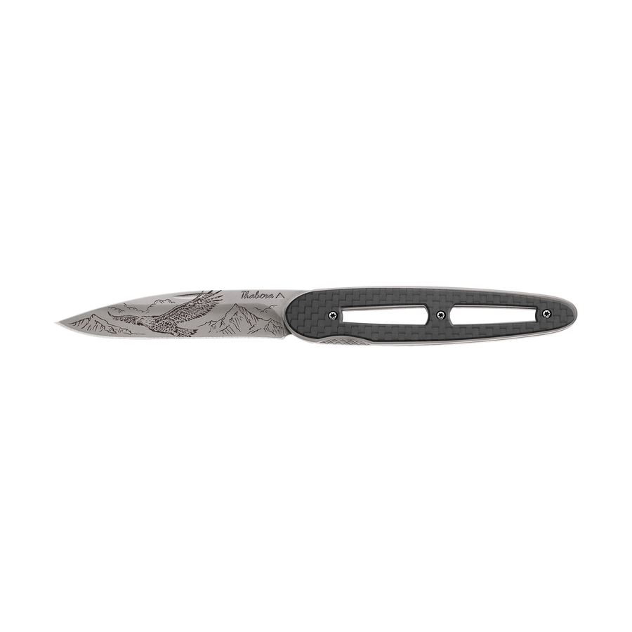 Couteau acier finition titane gris plaquette ajourée carbone motif «aigle»