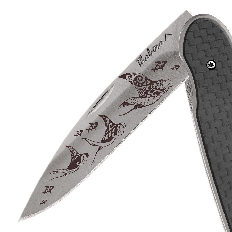 Couteau acier finition titane gris plaquette pleine carbone motif «raie manta»