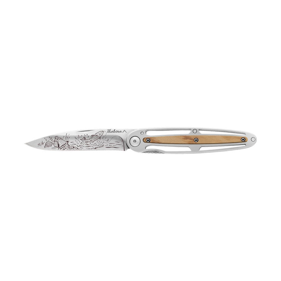 Couteau acier finition brillante plaquette centrale bois clair motif «pêche rivière»
