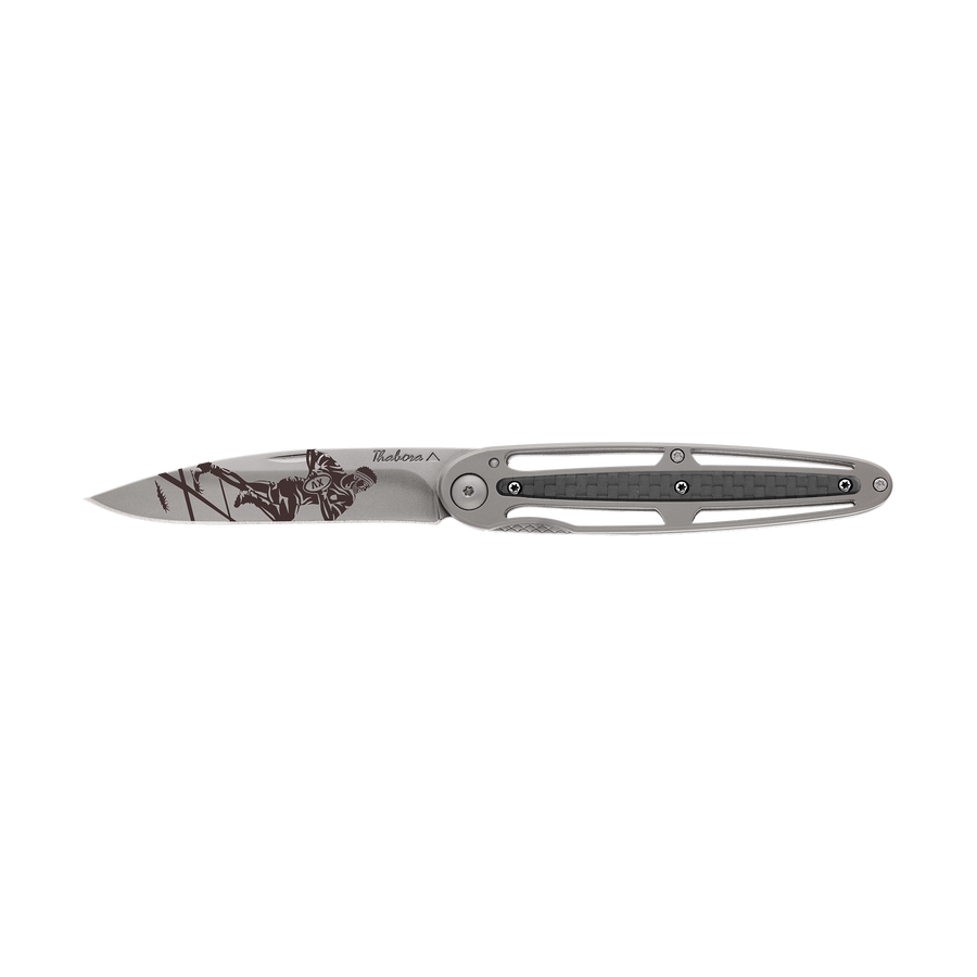 Couteau acier finition titane gris plaquette centrale carbone motif «rugbyman»