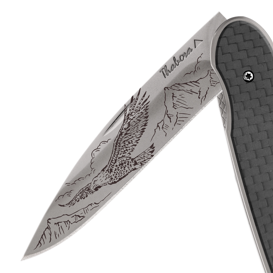 Couteau acier finition titane gris plaquette pleine carbone motif «aigle»