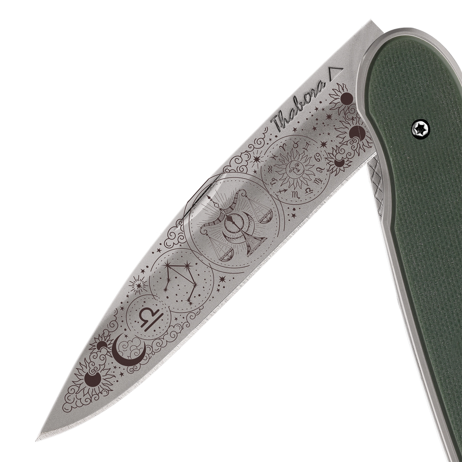 Couteau acier finition titane gris plaquette pleine résine g10 kaki motif «zodiaque balance»