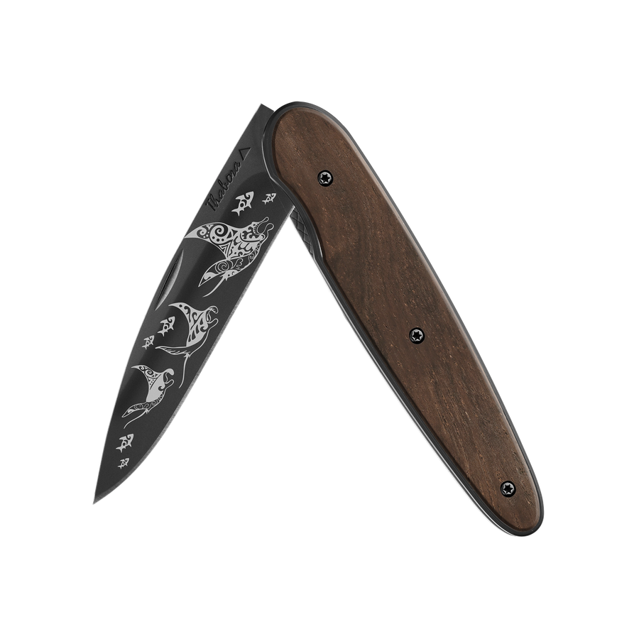 Couteau acier finition titane noir plaquette pleine bois foncé motif «raie manta»